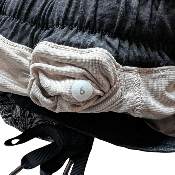 Lululemon Hotty Hot Short Mini Antique Paisley White Black Rel: 9/16 Women's 6 - Picture 12 of 16